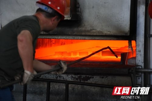 战高温 挥洒汗水在一线 江麓集团一线工人与热浪共舞，精铸军工之魂